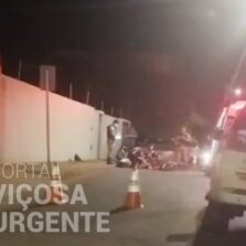 Dois acidentes são registrados na Avenida JK em Viçosa na mesma noite