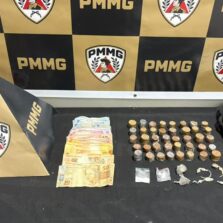 PM apreende drogas em ponto conhecido de tráfico no Morro do Rói, em Ervália