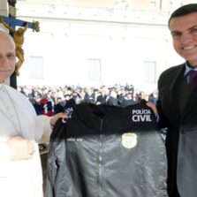 Entrega de insígnias da PCMG ao papa é realizada no Vaticano