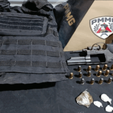 Homem é preso com arma, munições, cocaína e colete balístico no Centro de Ervália