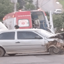 Motorista perde o controle e bate em mureta em Viçosa