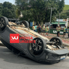 Carro capota após colisão com veículo estacionado no Centro de Ubá
