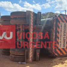 Carreta tomba na zona rural de Piranga e carga de milho é saqueada por moradores