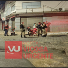 Motociclista de 60 anos fica ferido após colisão com carro em Viçosa