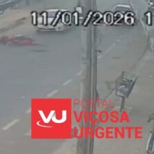 Câmera flagra acidente com motoqueiro em Viçosa