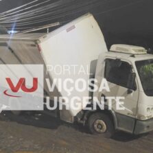 Carro na contramão provoca tombamento de caminhão na MGC-120 em Viçosa