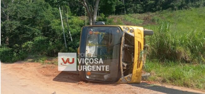 Ônibus escolar capota após motorista perder controle em Guaraciaba