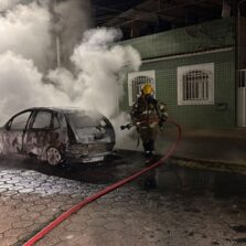 Carro é destruído por incêndio durante a madrugada em Viçosa