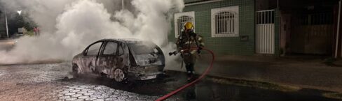 Carro é destruído por incêndio durante a madrugada em Viçosa