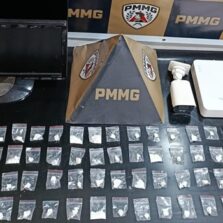 Polícia Militar apreende 71 papelotes de cocaína em casa monitorada por câmeras em Ervália