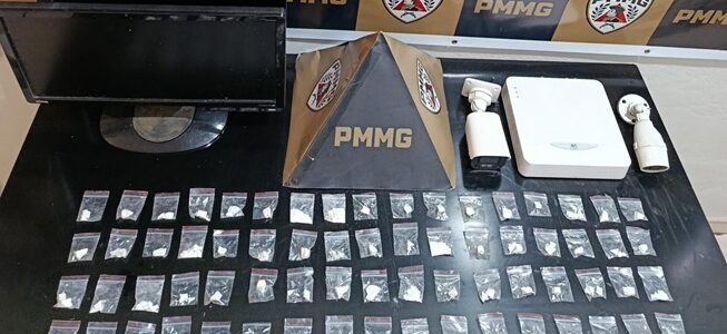 Polícia Militar apreende 71 papelotes de cocaína em casa monitorada por câmeras em Ervália