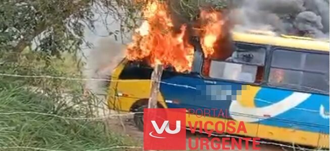 Ônibus coletivo pega fogo na zona rural de Viçosa