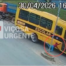 Araponga: Idosa fica ferida após ser arrastada por ônibus escolar