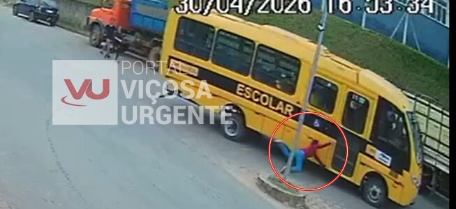Araponga: Idosa fica ferida após ser arrastada por ônibus escolar