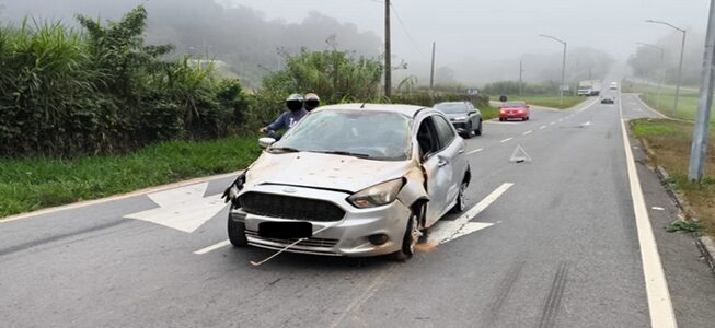 Viçosa: Mulher bate em poste após dormir no volante na BR-120