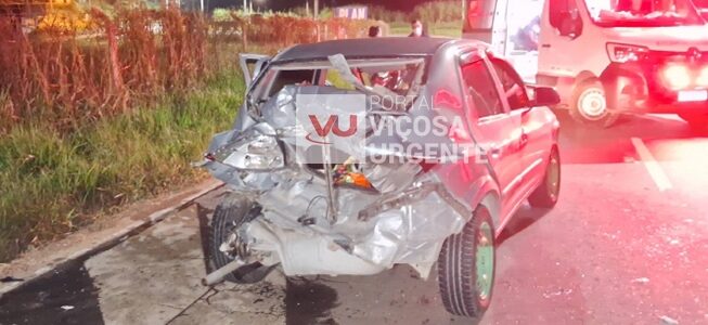 Viçosa: Colisão entre caminhão e carro deixa casal ferido no trevo da Reciclagem