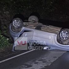 Jovens de Viçosa escapam sem ferimentos após carro capotar em rodovia de Piranga