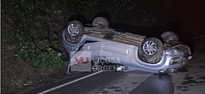 Jovens de Viçosa escapam sem ferimentos após carro capotar em rodovia de Piranga