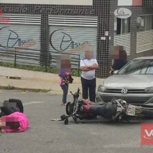 Duas pessoas ficam feridas após acidente entre moto e carro na Avenida Padre Geraldo, em Viçosa