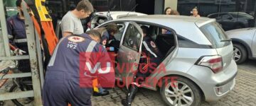 Idosa perde controle de veículo atinge carro estacionado e academia em Viçosa