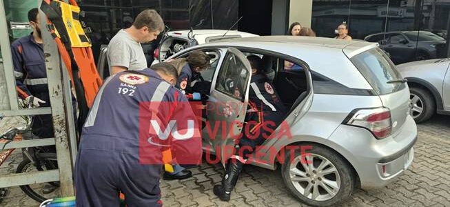 Idosa perde controle de veículo atinge carro estacionado e academia em Viçosa